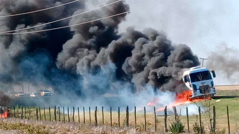 Un camión se incendió mientras transitaba por la ruta nacional 12