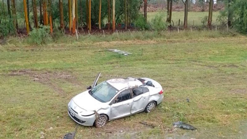 Un automóvil sufrió graves daños tras volcar en Autovía 14, cerca de Federación