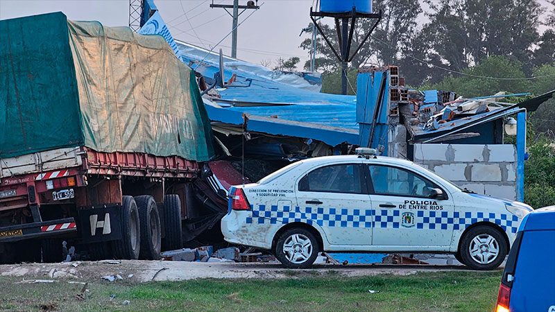 Choque contra puesto caminero: identidad del fallecido y dieron alta a policías