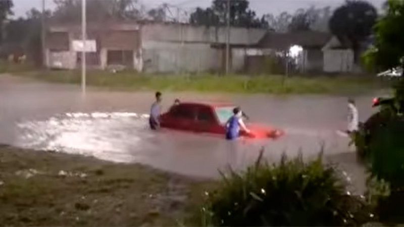 Fotos y videos: Fuerte aguacero convirtió las calles de San Salvador en un río