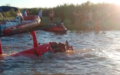 Un helicóptero cayó al agua en el río Paraná y falleció el piloto: videos