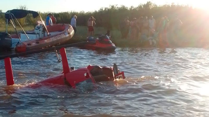 Un helicóptero cayó al agua en el río Paraná y falleció el piloto: videos