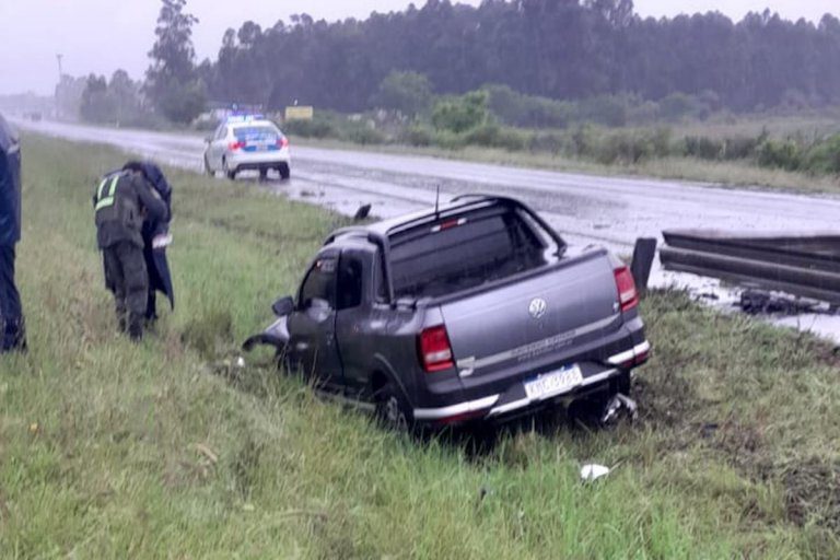 Una camioneta despistó y chocó contra el guardarrail en la Autovía 14