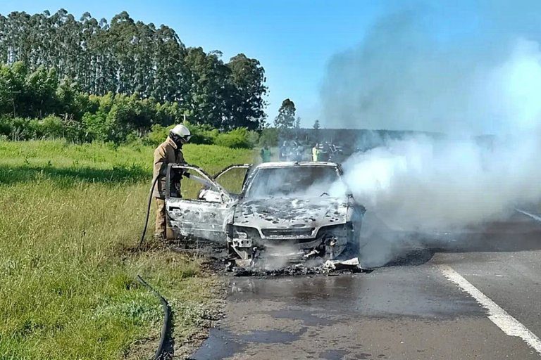 Se incendió un auto que transitaba por la Autovía 14