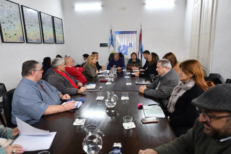 Provincia convocó a los gremios docentes y estatales para reanudar paritarias