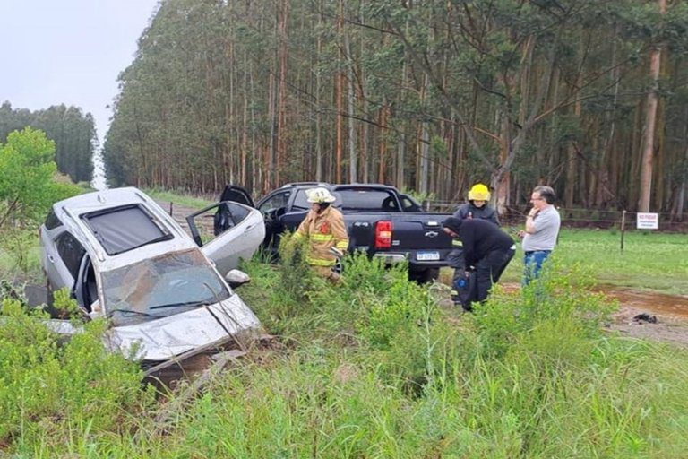 Un automóvil despistó y cayó en una alcantarilla en la autovía 14