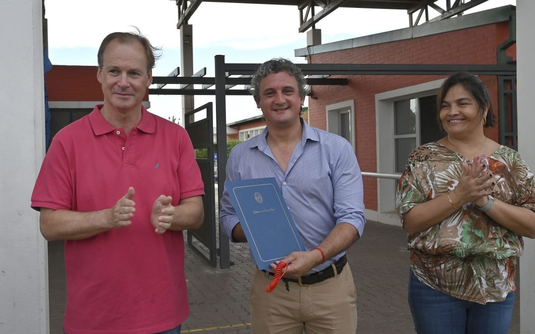 Bordet firmó la ampliación del parque acuático e inauguró un auditorio en Federación: Santa Ana recibió una silla anfibia