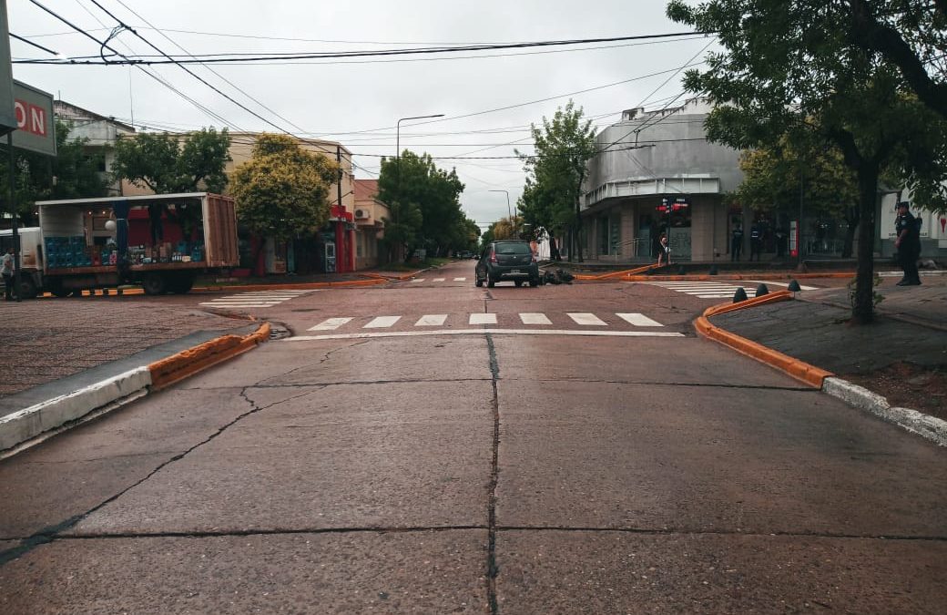 Mujer fue hospitalizada tras choque entre un auto y una moto en Chajarí: Se desconocen las lesiones
