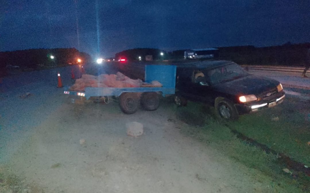 Autovía 14: Camioneta con un trailer cargado con bolsas de cemento protagonizó un despiste cerca de Federación