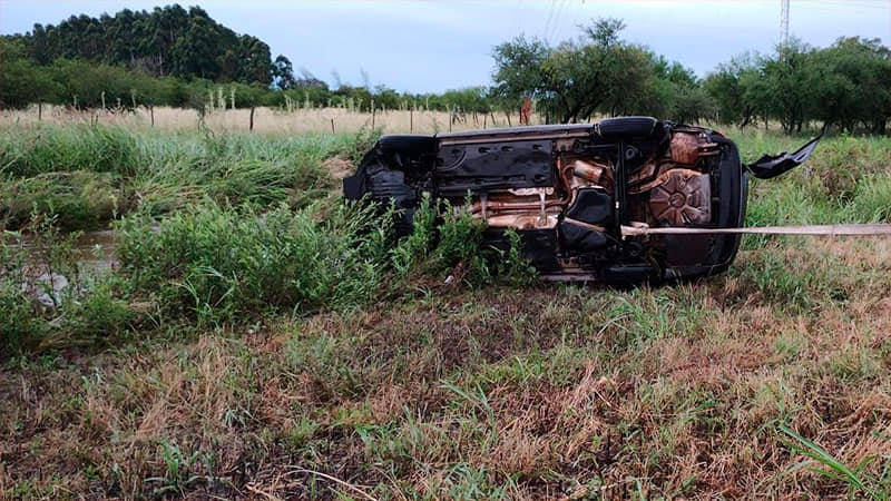 Hallaron dos personas fallecidas en el vehículo arrastrado por un arroyo en la Autovía 14