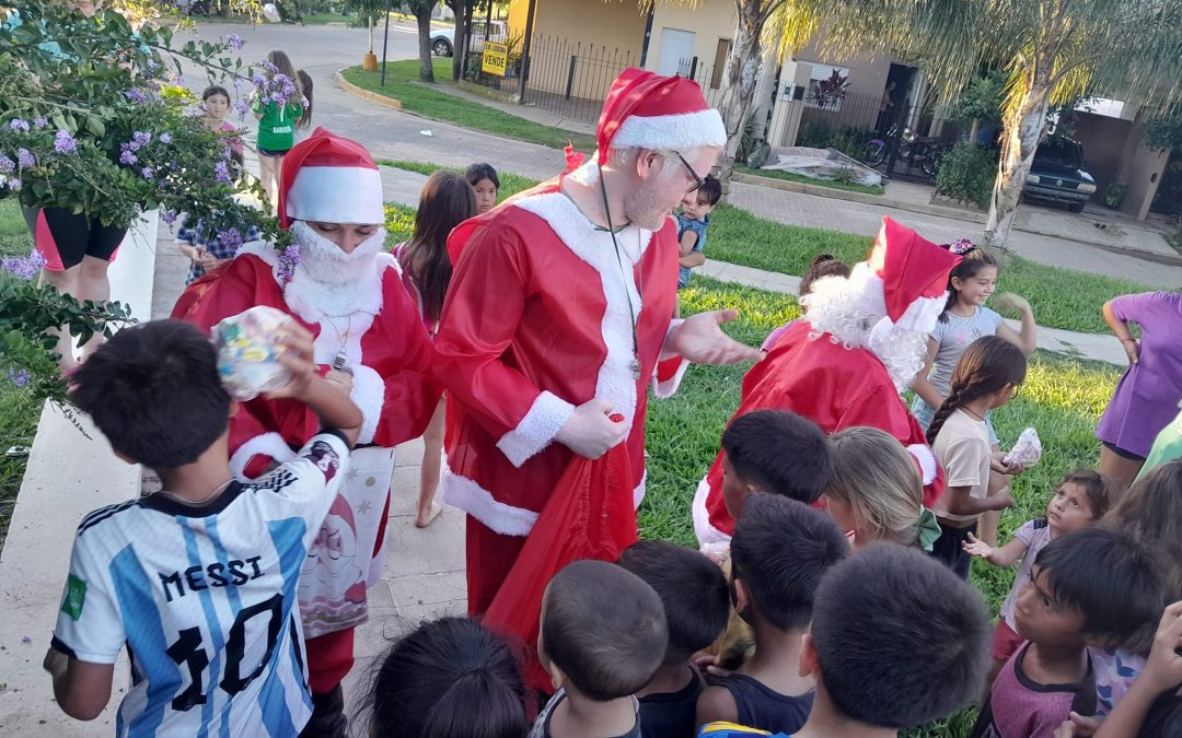 Papá Noel recorrió los barrios de Villa del Rosario y entregó golosinas a los más pequeños