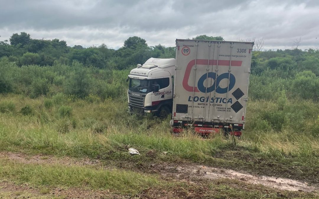 Federación: Camión de una empresa brasileña despistó en la Autovía 14