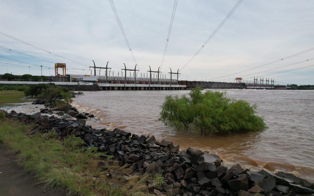 Salto Grande prevé que el río tendrá “un paulatino retorno a su cauce”
