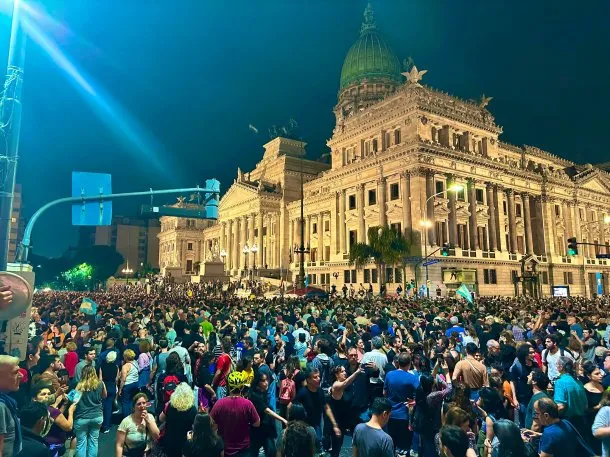 El DNU de Milei despertó a la clase media: Masiva concentración y cacerolazos en distintas ciudades del país