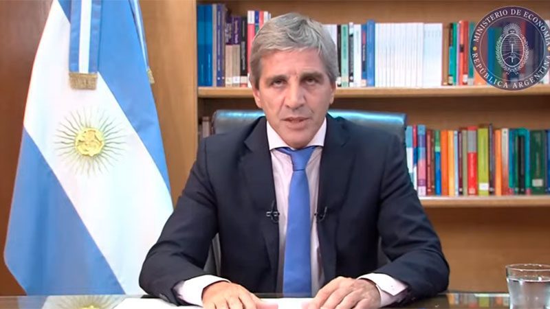 Caputo anunció medidas del Plan Motosierra: Dólar oficial a 800 pesos y se duplica la AUH y Tarjeta Alimentar