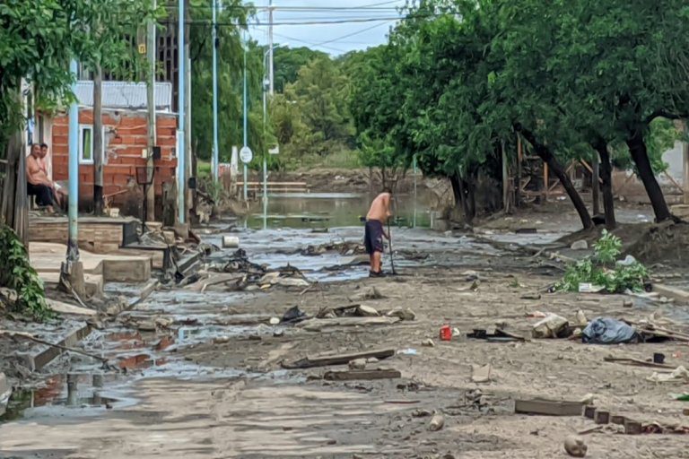 El río Uruguay sigue descendiendo y los vecinos de la zona costera de Concordia intensifican la limpieza