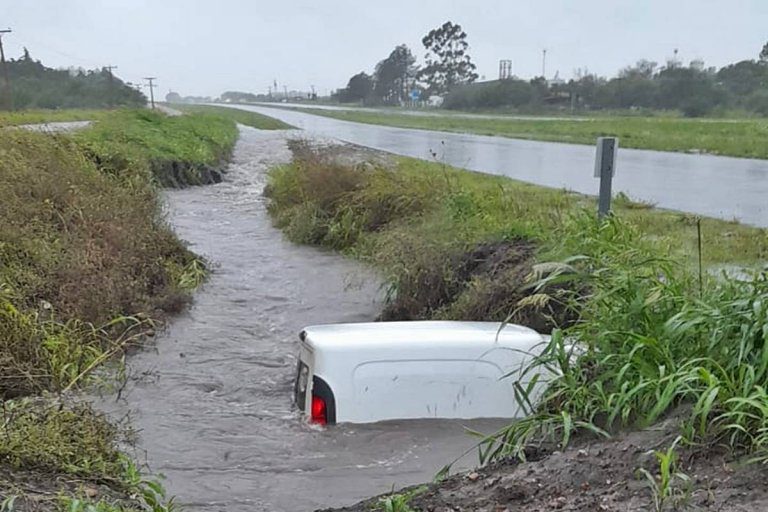 Casi una tragedia en Ruta 18: En el medio del temporal una camioneta despistó y terminó sumergida