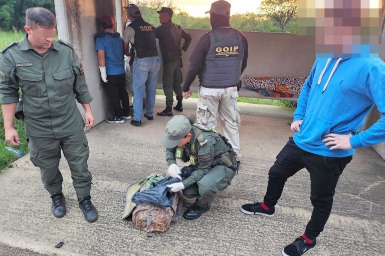 Viajaban a Concordia en un micro de larga distancia con 22 kilos de marihuana y un arma de fuego lista para usar