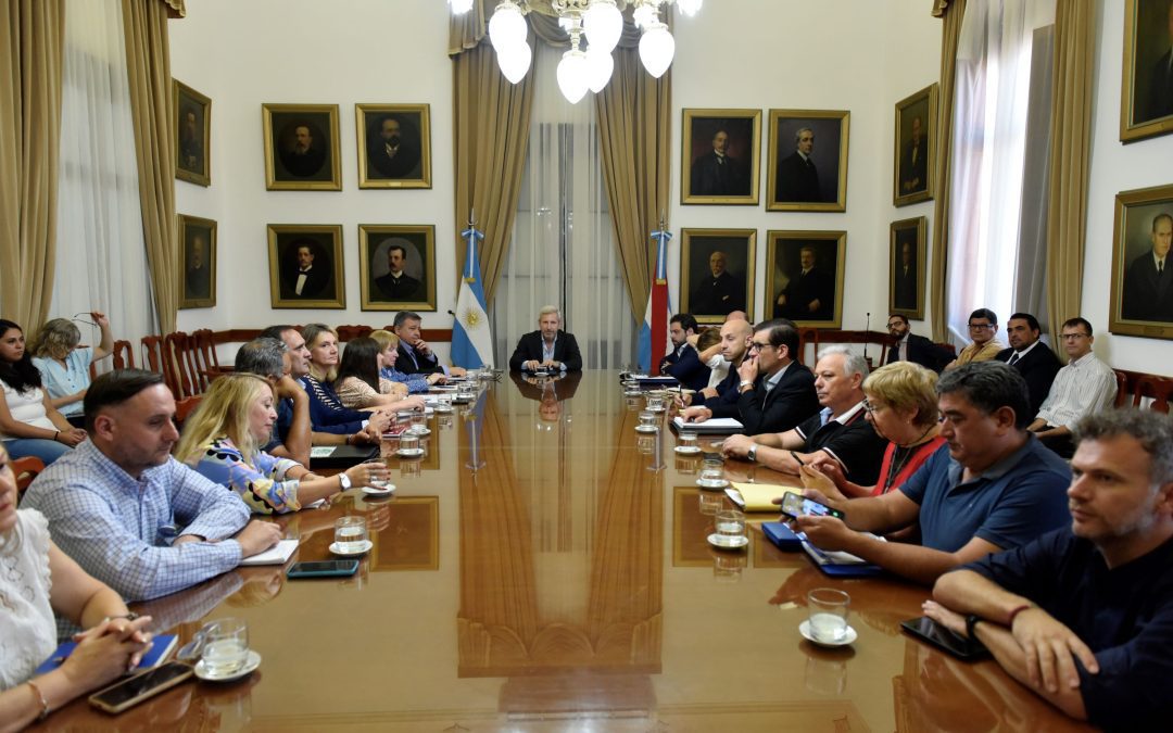 El gobernador Rogelio Frigerio recibió a los sindicatos que representan a los trabajadores estatales y docentes