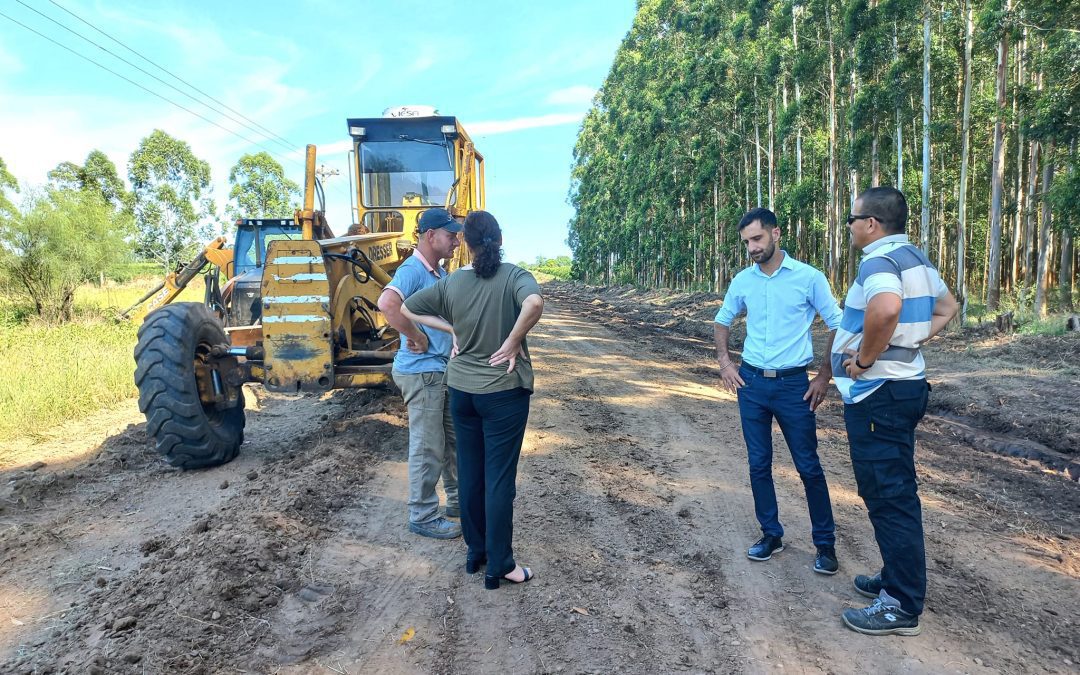 Acondicionan caminos rurales y realizan tareas de mantenimiento en espacios públicos de Villa del Rosario