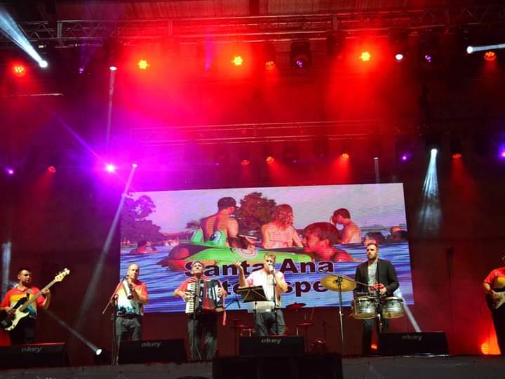 Con muy buen marco de público, anoche comenzó la 9° Fiesta Nacional de la Sandía en Santa Ana