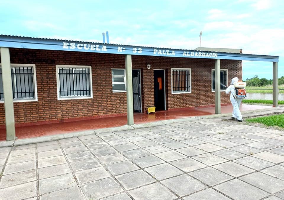 Realizan tareas de fumigación en escuelas rurales de Villa del Rosario