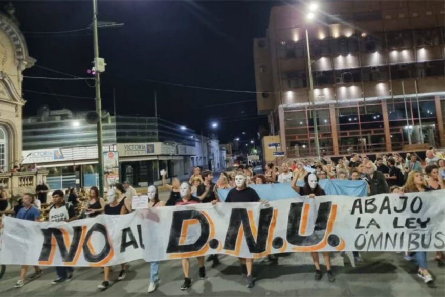 En Concepción del Uruguay, vecinos volvieron a protestar contra el DNU de Milei