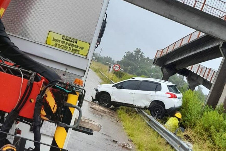 Autovía 14: Despistó con su auto, quedó sobre el guardarrail y debió ser auxiliado por los bomberos