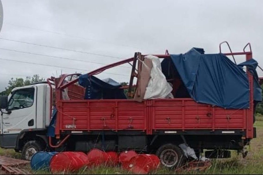 Autovía 14: Conductor perdió el control del camión y volcó cerca de Federación