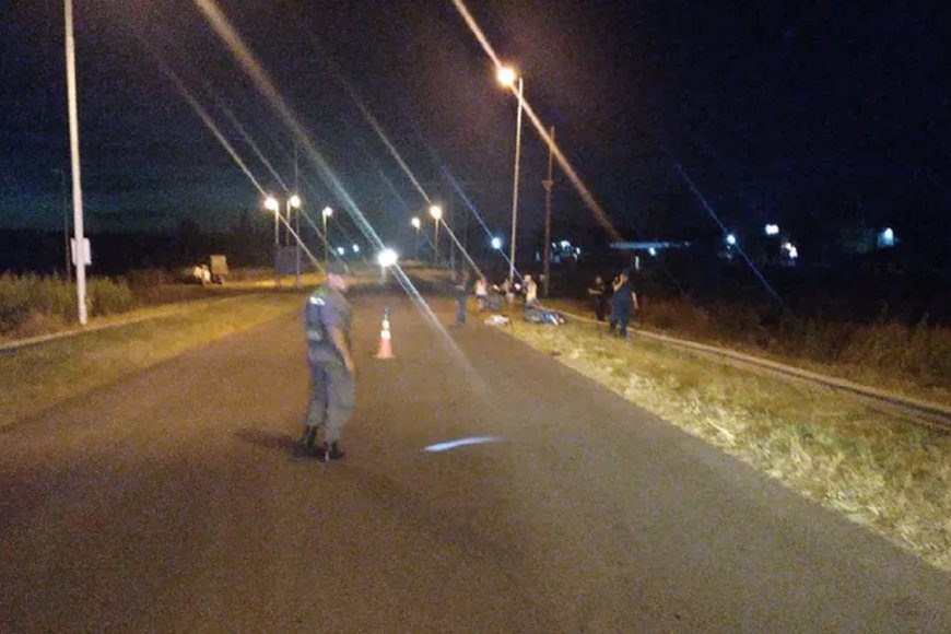 Falleció motociclista al ser embestido por un auto: el conductor intentó huir pero fue interceptado