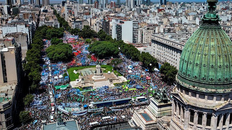 Paro nacional y multitudinaria marcha: Piden que diputados rechacen el DNU y la Ley Ómnibus