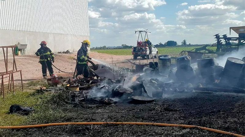 Explotaron tambores con aceite y provocaron gran incendio en San Salvador