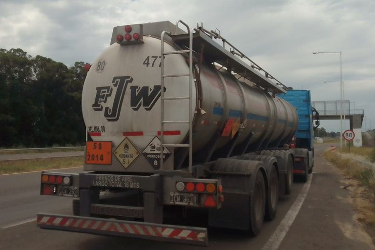 Un camión cisterna sufrió el incendio de sus neumáticos en la autovía 14