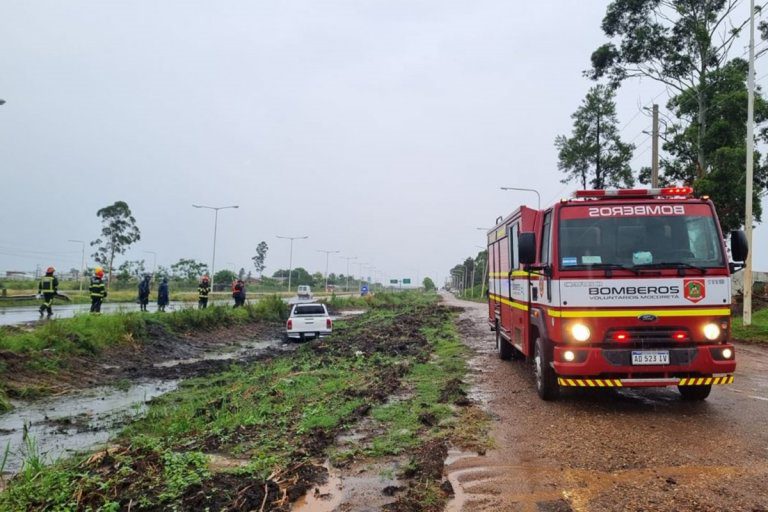 Autovía 14: Una camioneta perdió el control y despistó cerca de Mocoretá