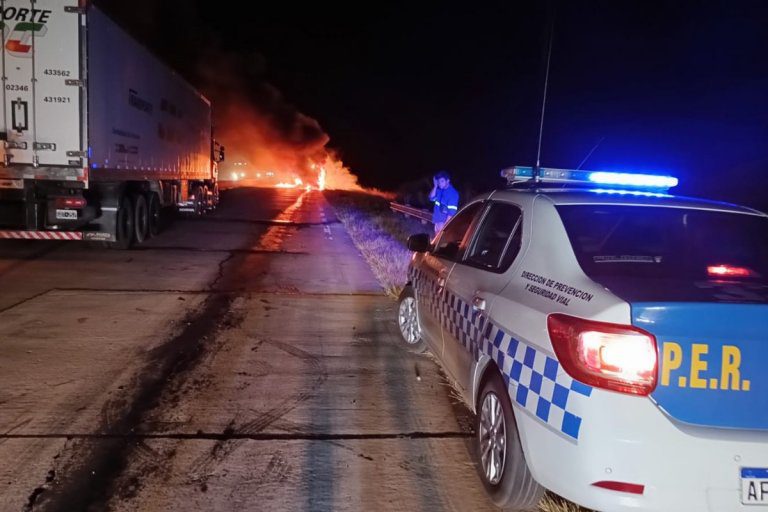 Un camión se prendió fuego cuando circulaba por la Autovía 14