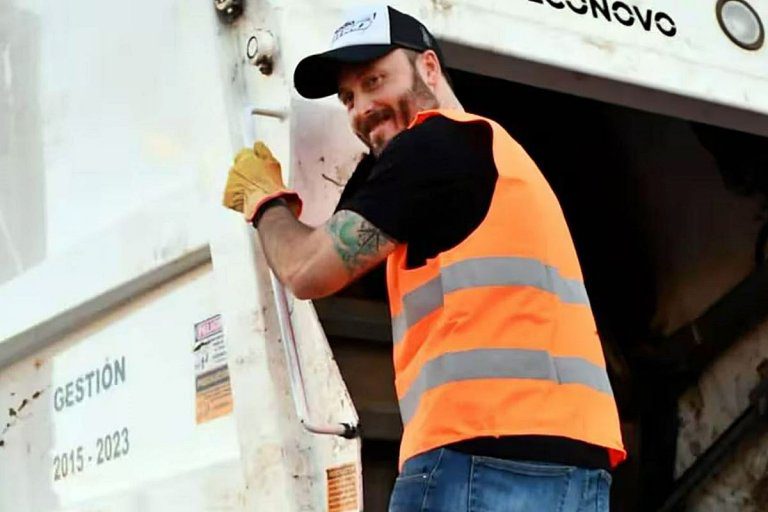 Para mejorar el servicio, el intendente de Concordia salió a recolectar residuos: «Muchas bolsas rotas porque la gente busca comida», dijo