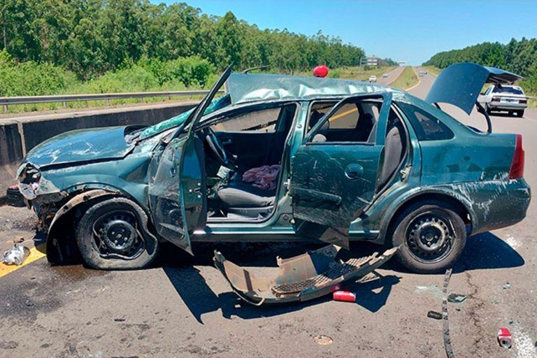 Un auto impactó contra el cantero central en la Autovía 14
