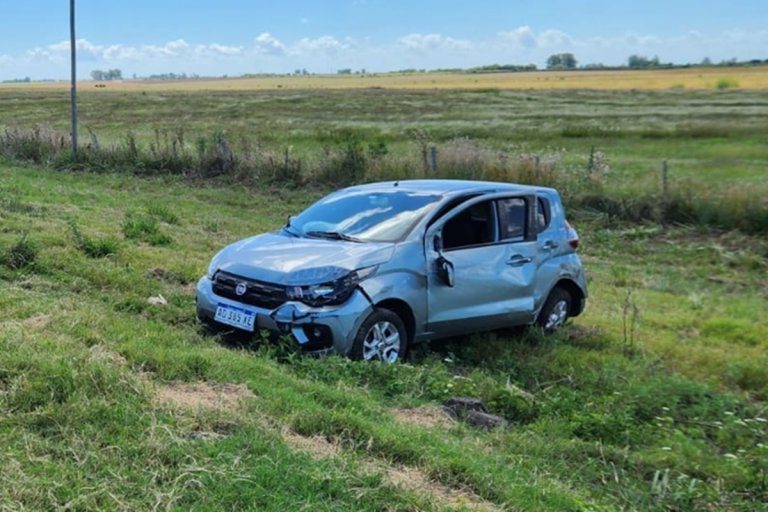 Un automóvil perdió el control y realizó varios trompos en la autovía 18