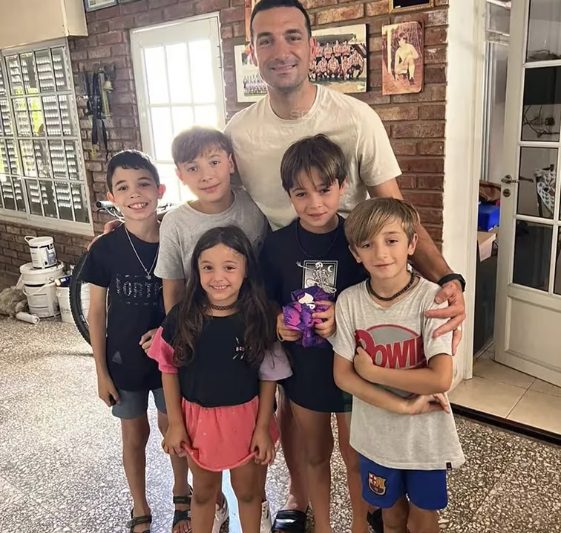 Lionel Scaloni abrió las puertas de su casa para recibir a niños: Bastian y Rufina son de Villa del Rosario