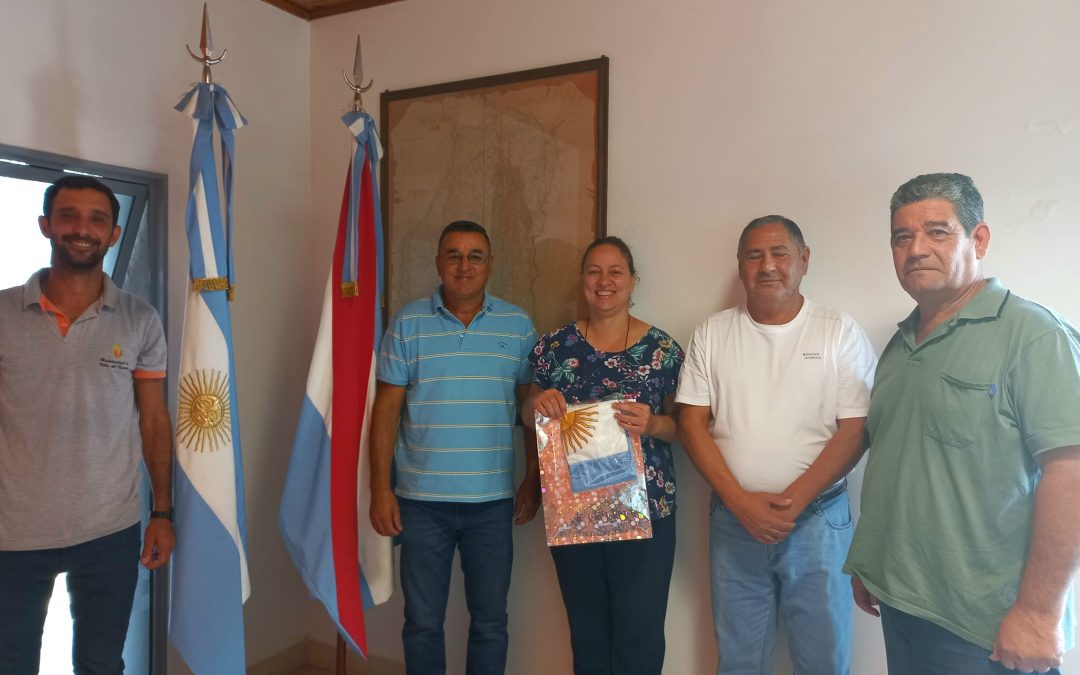 Veteranos de la Guerra de Malvinas donaron banderas nacionales para escuelas rurales de Villa del Rosario