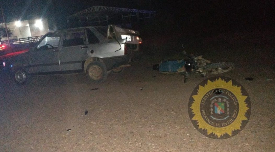 El accidente que faltaba en Chajarí: Motociclista chocó contra un auto que era empujado por su conductor