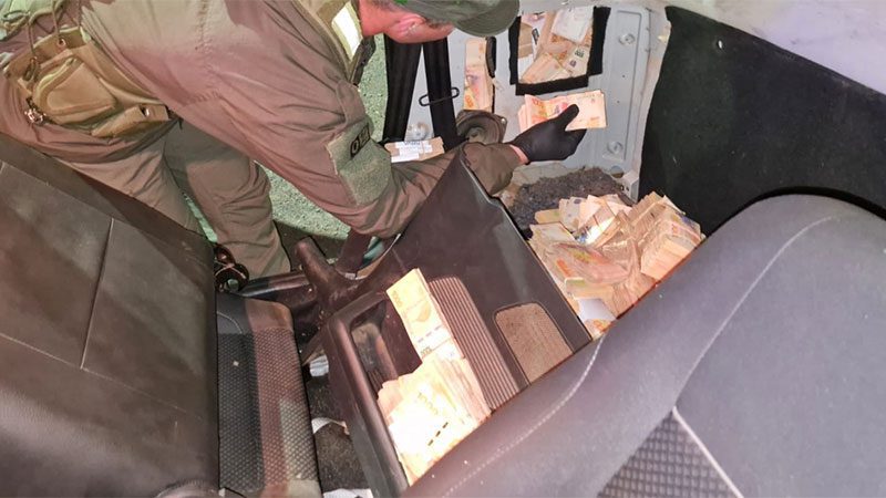 Viajaban por ruta 14 con más de 31 millones de pesos ocultos en el chasis
