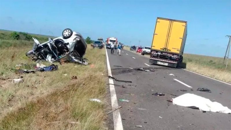 Cinco personas murieron tras un choque frontal entre auto y camión en Ruta 14