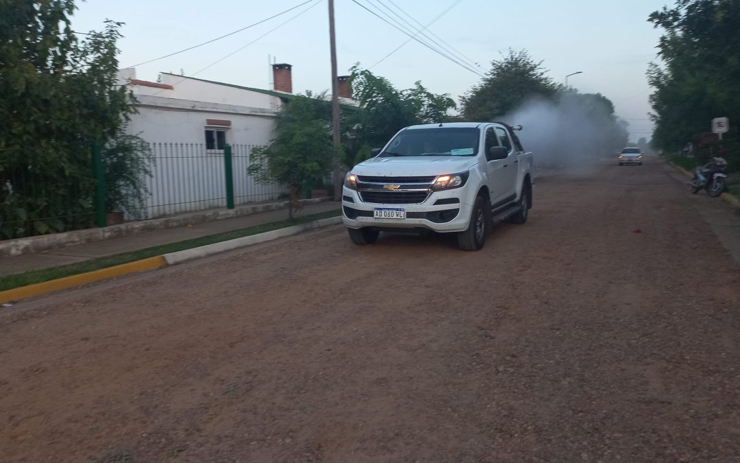 Con un pulverizador ULV, realizaron nuevas fumigaciones contra el dengue en Villa del Rosario
