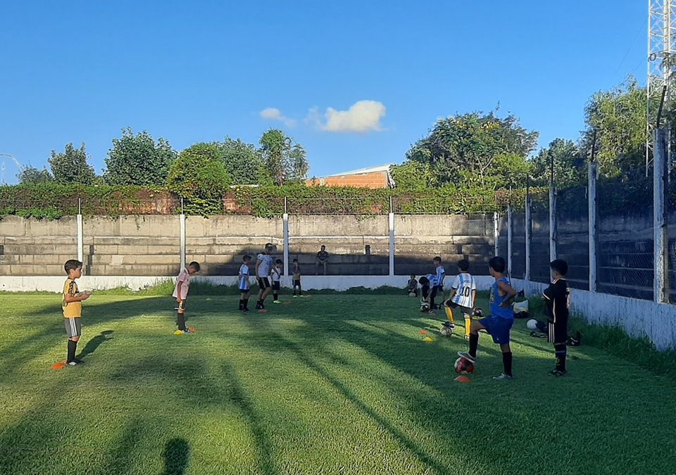 Comenzaron las prácticas en la Escuelita Municipal de Fútbol Infantil en Santa Ana