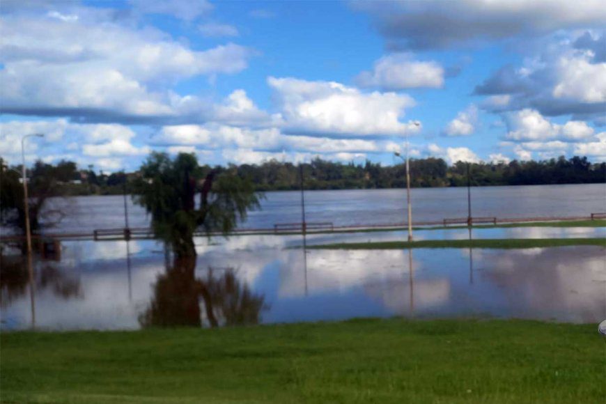 Ante la crecida del río Uruguay, desactivan la iluminación de un sector de la costanera de Concordia