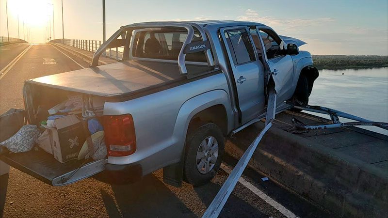 Baranda evitó que camioneta cayera al río Uruguay desde el puente internacional: fotos