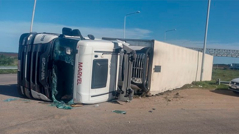Autovía 14: Despistó y volcó un camión con carga sobre la rotonda de acceso a Federación