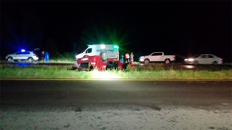 Autovía 14: Automóvil volcó y quedó con sus cuatros ruedas hacia arriba cerca de Chajarí