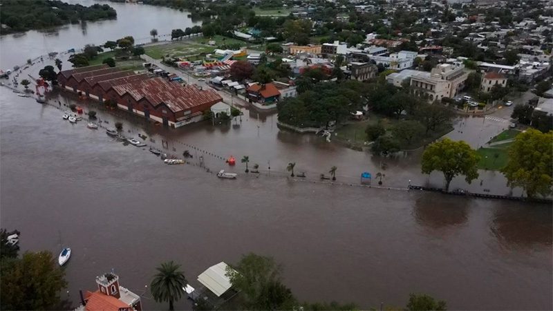 Desolador: Por las lluvias desbordó el río Gualeguaychú y hay cientos de evacuados en la ciudad